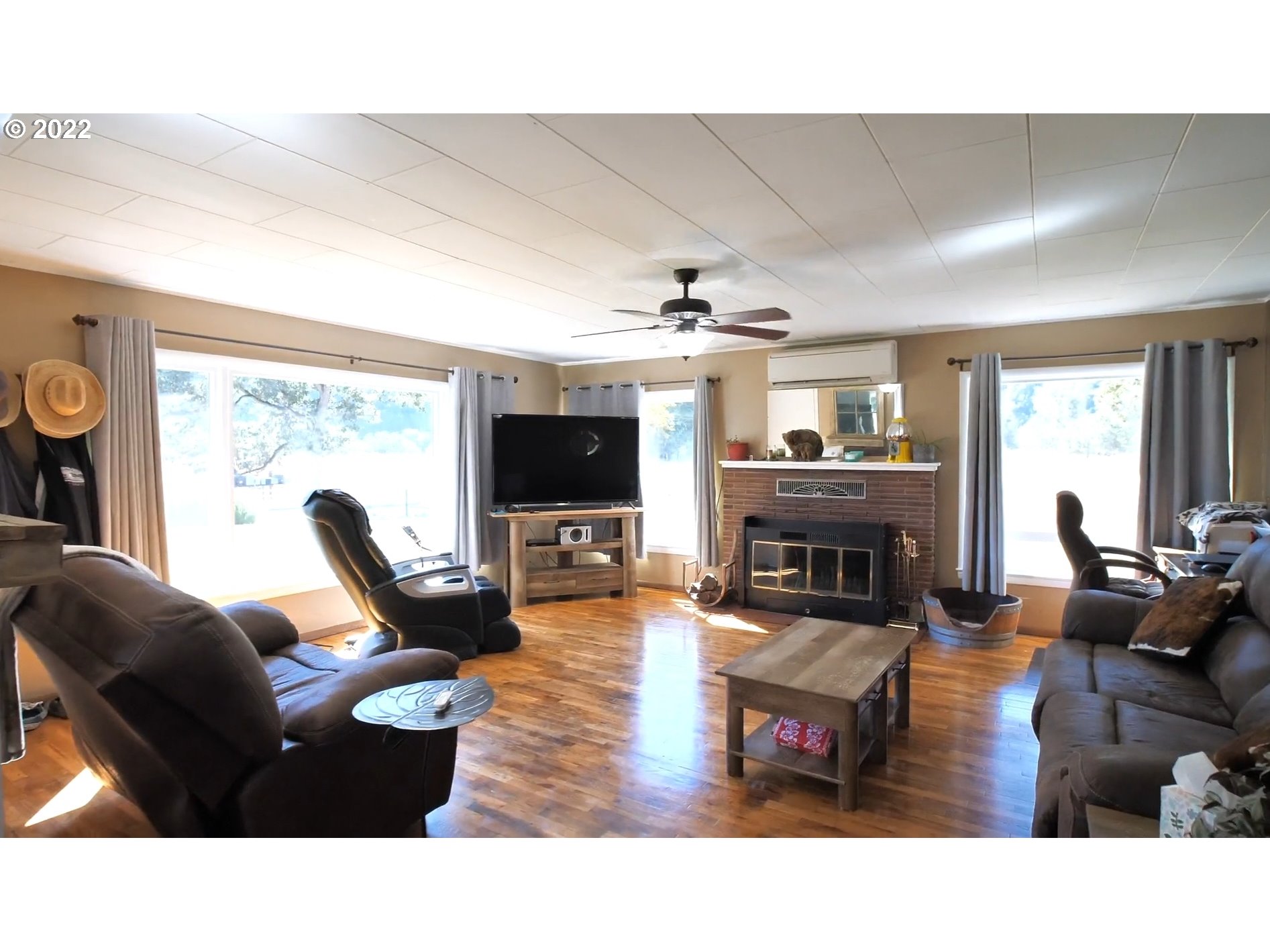 2021 Winston Section Road Winston, OR 97496 - Photo 6 of 31 Living Room