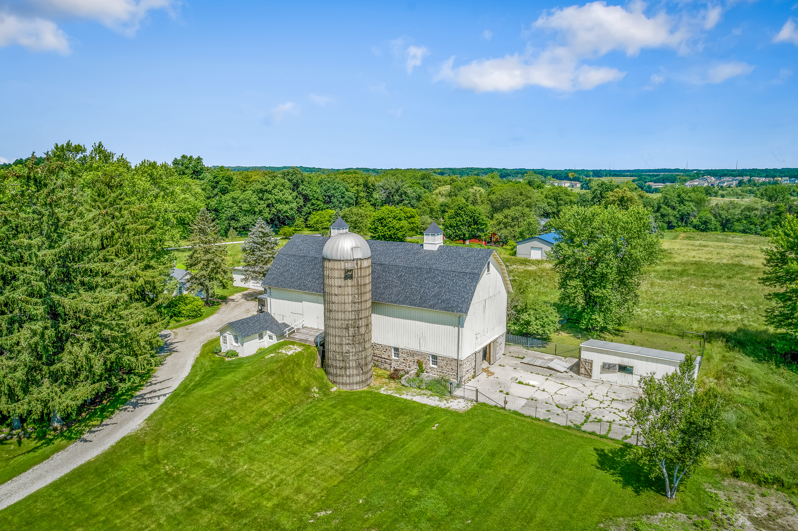 39W680 McDonald Road Elgin, IL 60124 - Photo 3 of 5