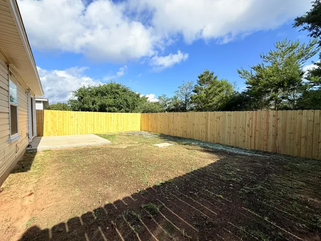 a view of a backyard