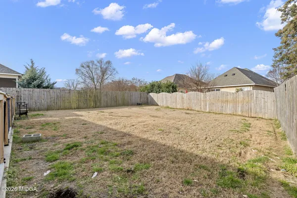 a view of a backyard