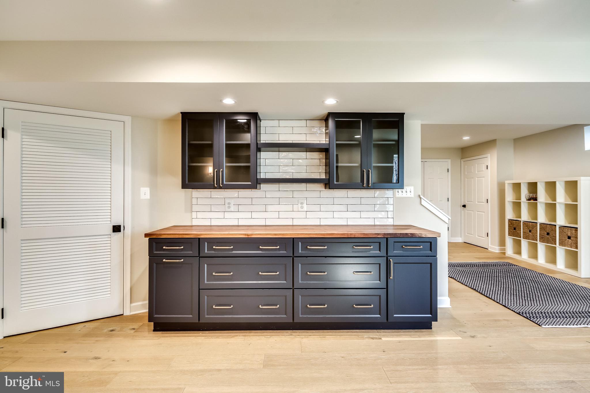 5928 Sandy Ridge Elkridge, MD 21075 - Photo 39 of 47 Dry bar