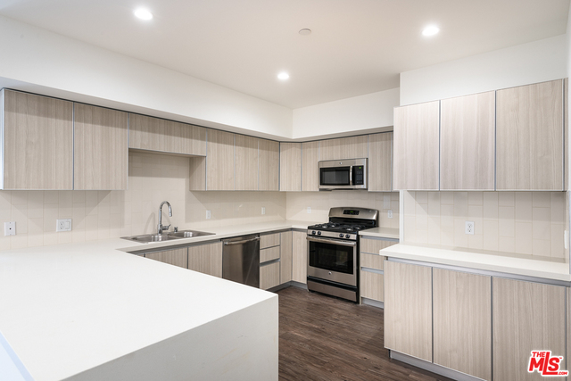 409 North Hayworth Avenue, Unit 101 Los Angeles, CA 90048 - Photo 2 of 17