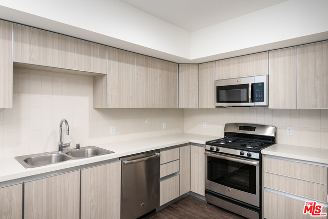 409 North Hayworth Avenue, Unit 101 Los Angeles, CA 90048 - Photo 3 of 17