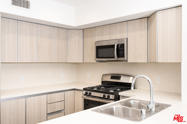 409 North Hayworth Avenue, Unit 101 Los Angeles, CA 90048 - Photo 4 of 17