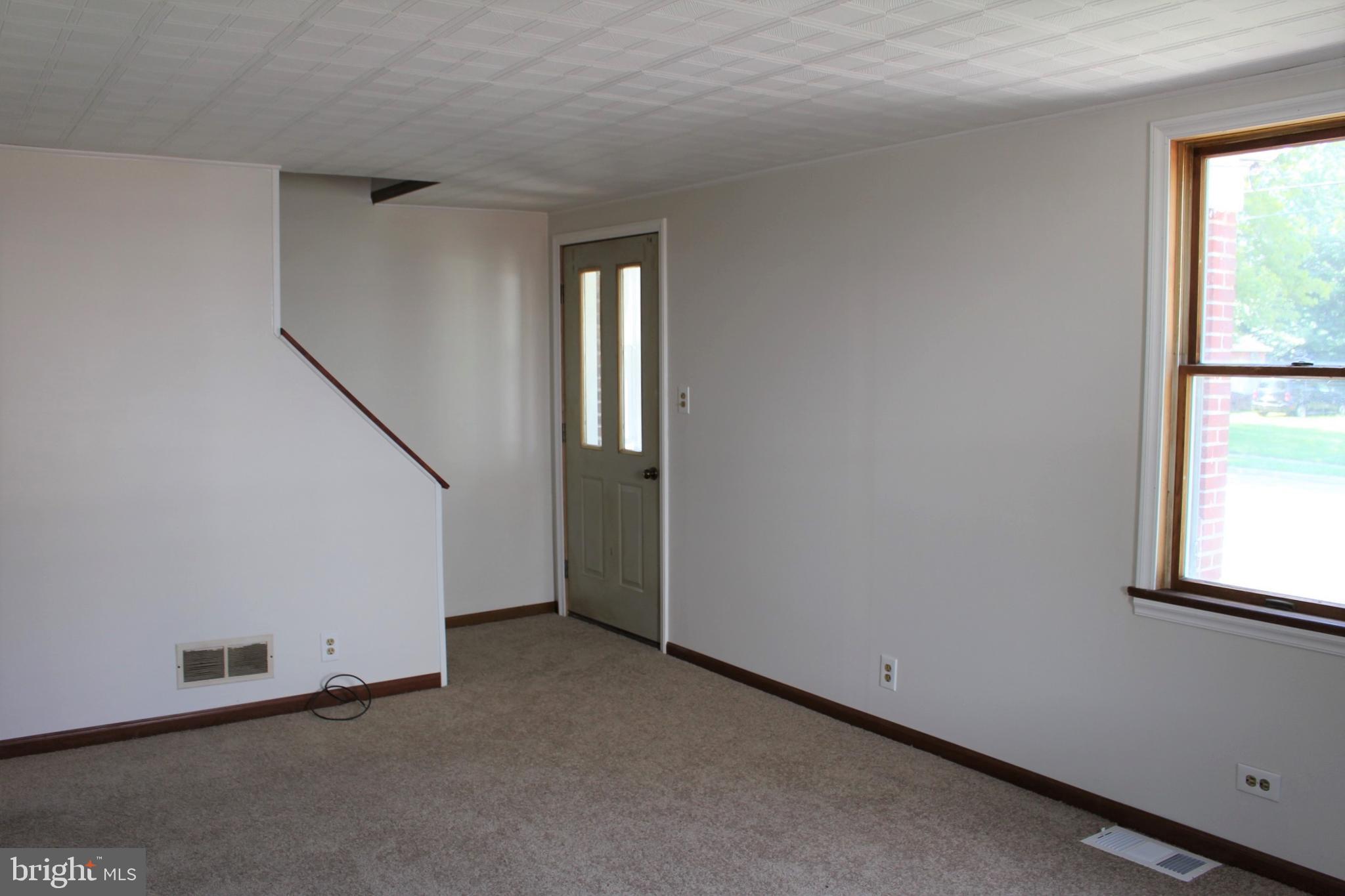 291 Dixie Drive Carneys Point, NJ 08069 - Photo 5 of 28 Living Room
