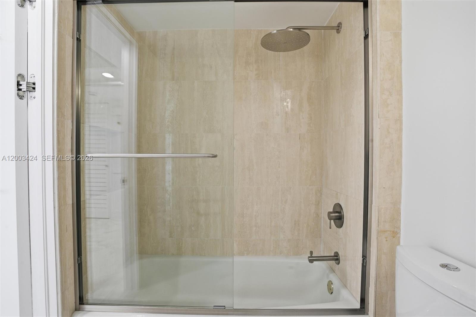 600 Grapetree Drive, Unit 4BS Key Biscayne, FL 33149 - Photo 29 of 75 a bathroom with a bathtub
