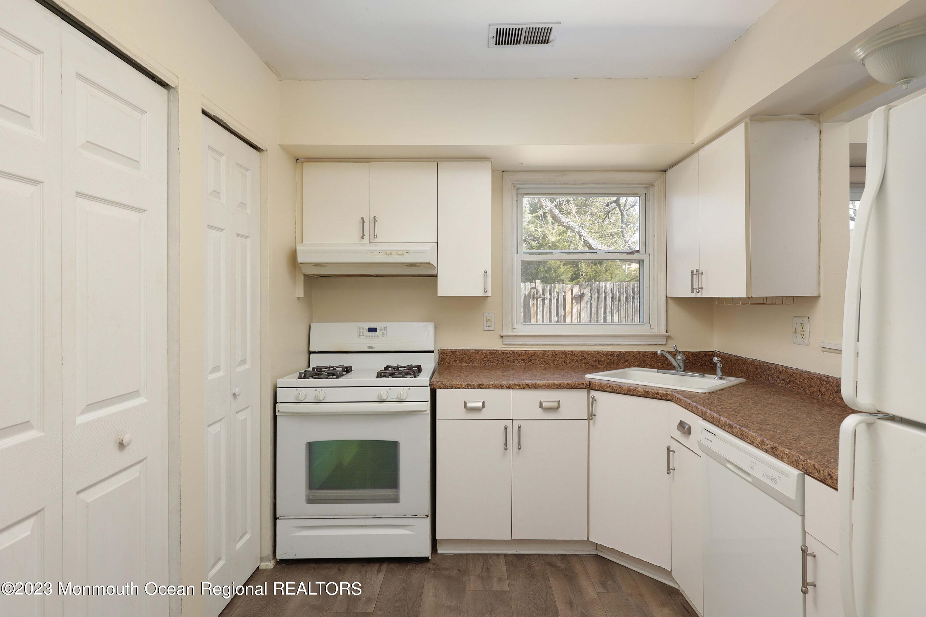 32 Forge Court Jackson, NJ 08527 - Photo 8 of 23 758A8389