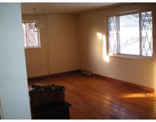 956 Agnew Road Baldwin, PA 15227 - Photo 4 of 11 Living Room.
