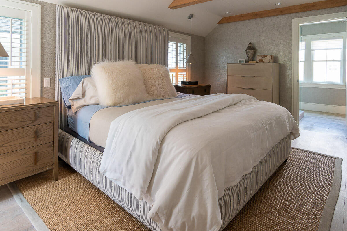 42.5 Union Street Nantucket, MA 02554 - Photo 16 of 33 a bedroom with bed and window