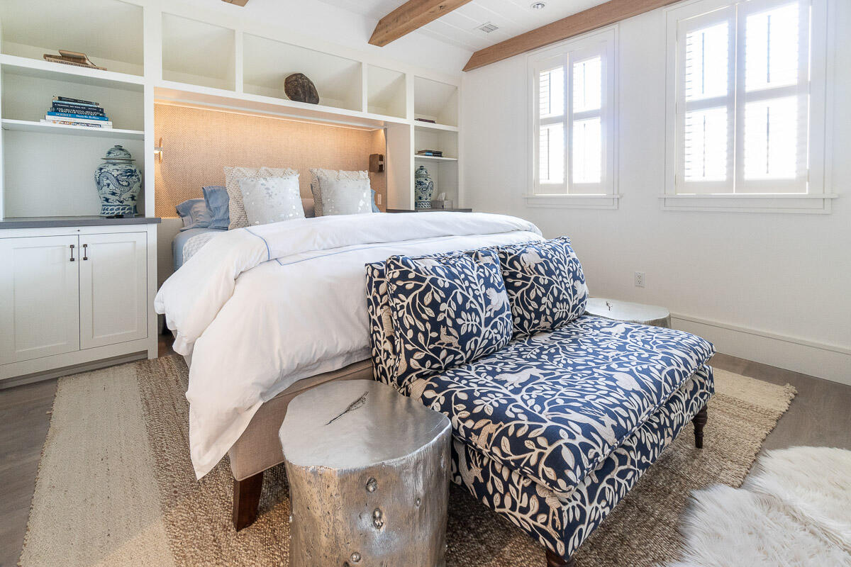 42.5 Union Street Nantucket, MA 02554 - Photo 27 of 33 a bedroom with a bed and flowerpot