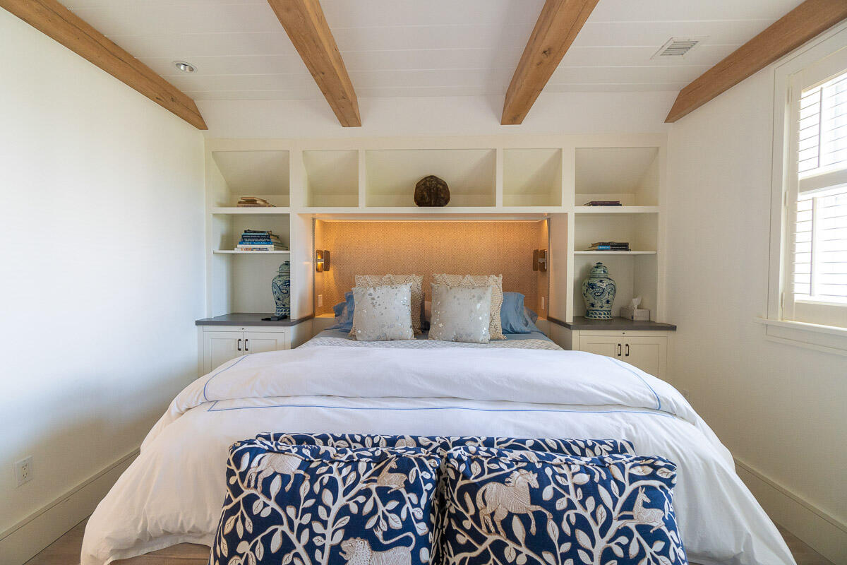 42.5 Union Street Nantucket, MA 02554 - Photo 28 of 33 a bedroom with a bed and a window