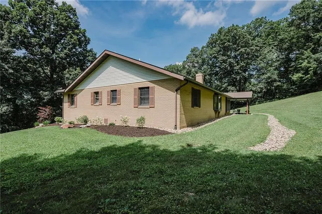 a view of a house with a yard