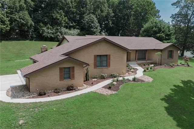 a view of a house with backyard and garden