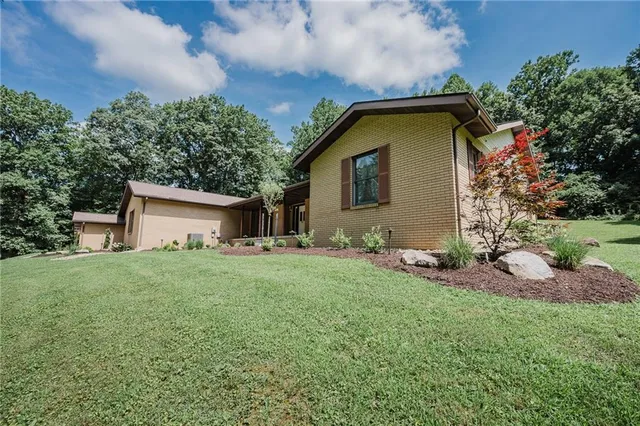 a view of a house with a yard