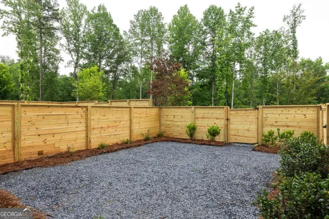 a view of a backyard