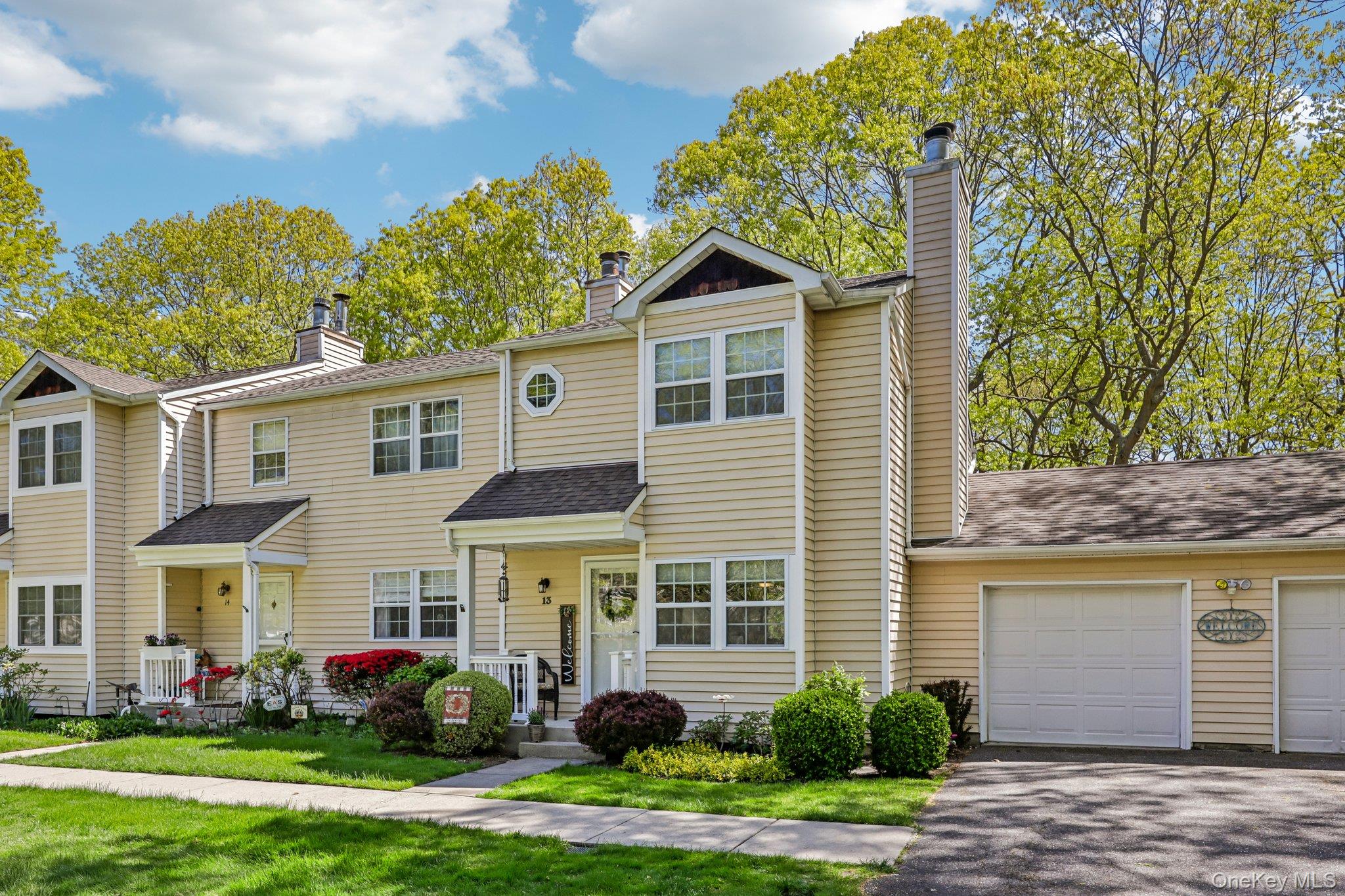 13 Rutledge Commons Yaphank, NY 11980 - Photo 2 of 34