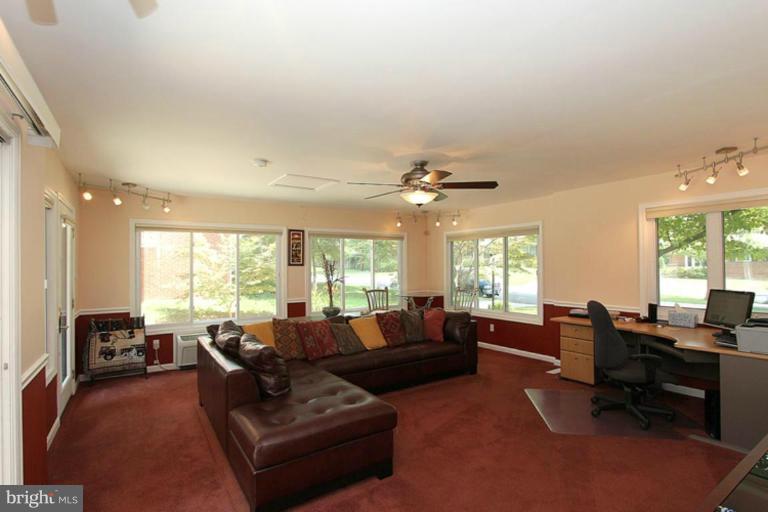 11826 Smoketree Road Potomac, MD 20854 - Photo 12 of 30 Family Room