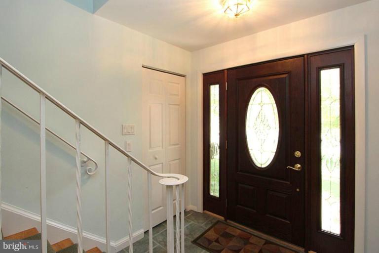 11826 Smoketree Road Potomac, MD 20854 - Photo 14 of 30 Entrance / Foyer