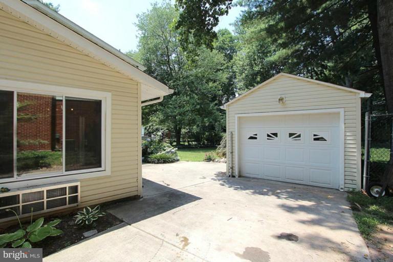 11826 Smoketree Road Potomac, MD 20854 - Photo 16 of 30 Garage 1