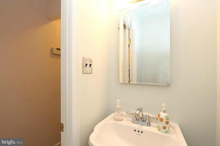 11826 Smoketree Road Potomac, MD 20854 - Photo 17 of 30 Main level