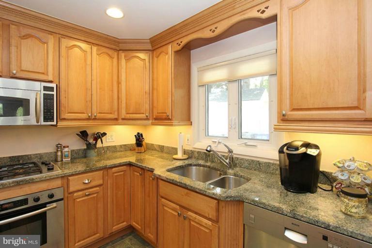 11826 Smoketree Road Potomac, MD 20854 - Photo 18 of 30 Kitchen