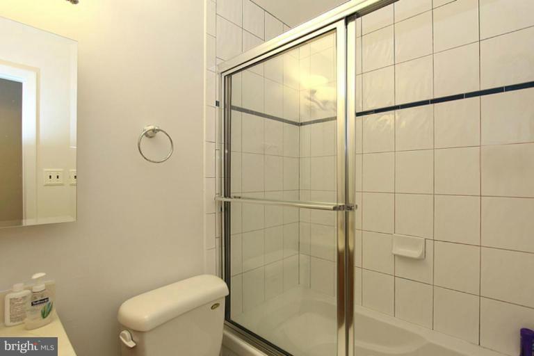 11826 Smoketree Road Potomac, MD 20854 - Photo 3 of 30 Upper level hall bath