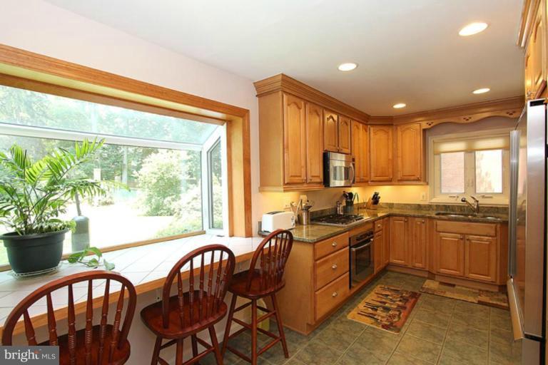 11826 Smoketree Road Potomac, MD 20854 - Photo 22 of 30 Eat-in kitchen tile built in table
