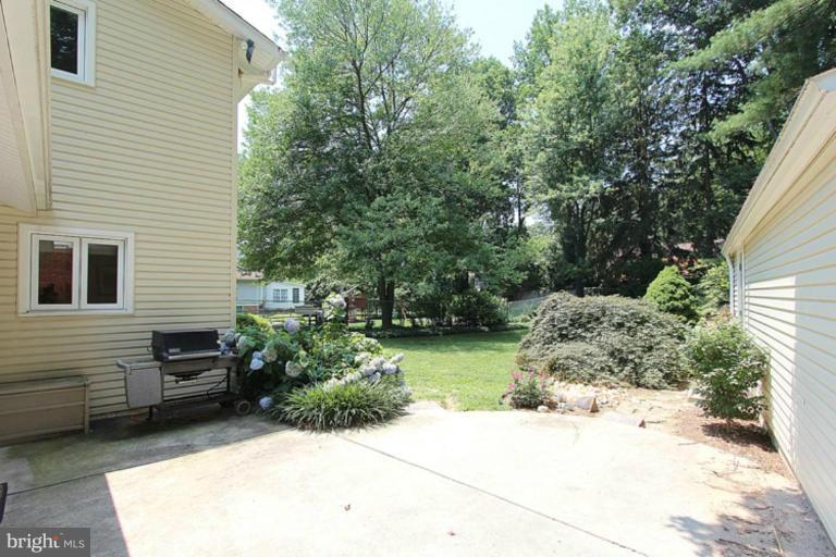 11826 Smoketree Road Potomac, MD 20854 - Photo 27 of 30 Patio