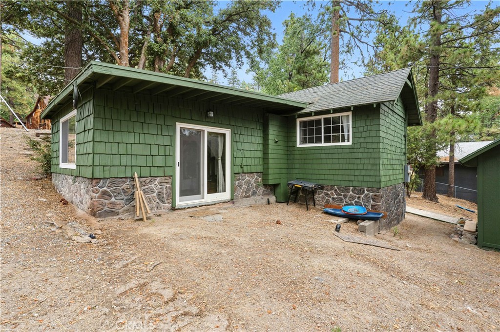 24990 Marion Ridge Drive Idyllwild, CA 92549 - Photo 38 of 41 a backyard of a house with outdoor seating