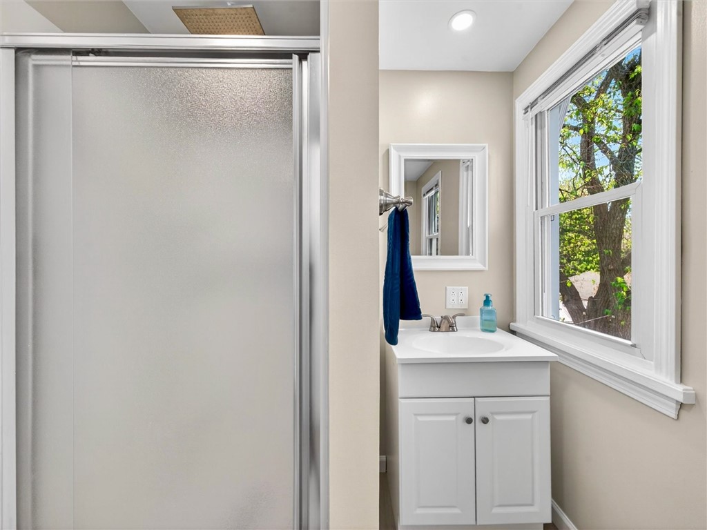 531 Rondo Lane Webster, NY 14580 - Photo 30 of 47 2nd floor full bathroom