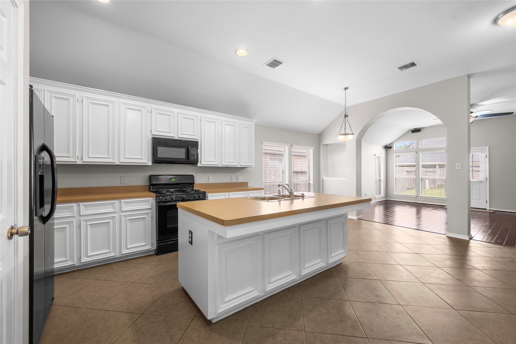 13134 Arden Ridge Lane Houston, TX 77014 - Photo 7 of 25 Spacious kitchen with island and bar area.