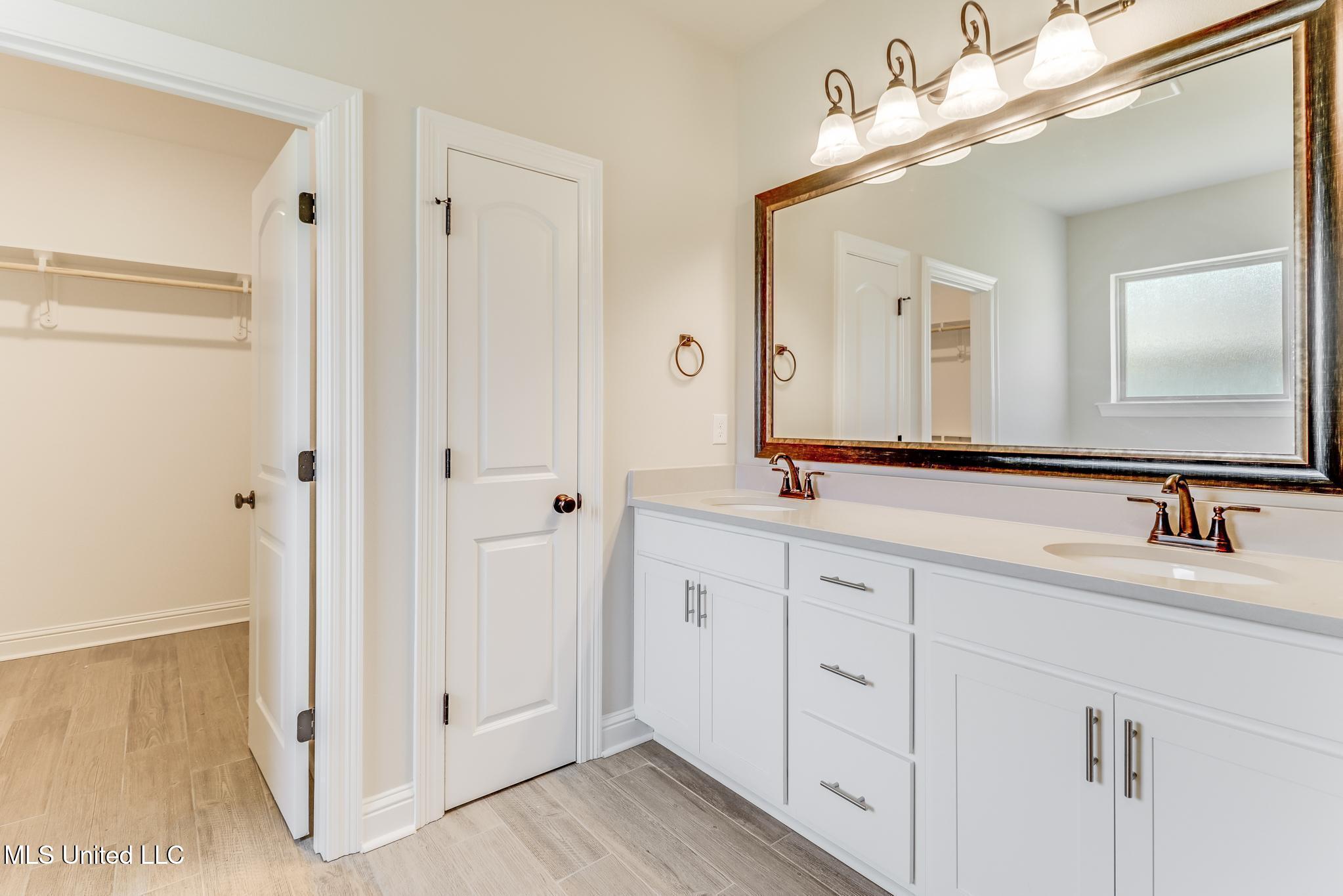 11424 Memphis Circle Ocean Springs, MS 39564 - Photo 12 of 29 Master Bathroom