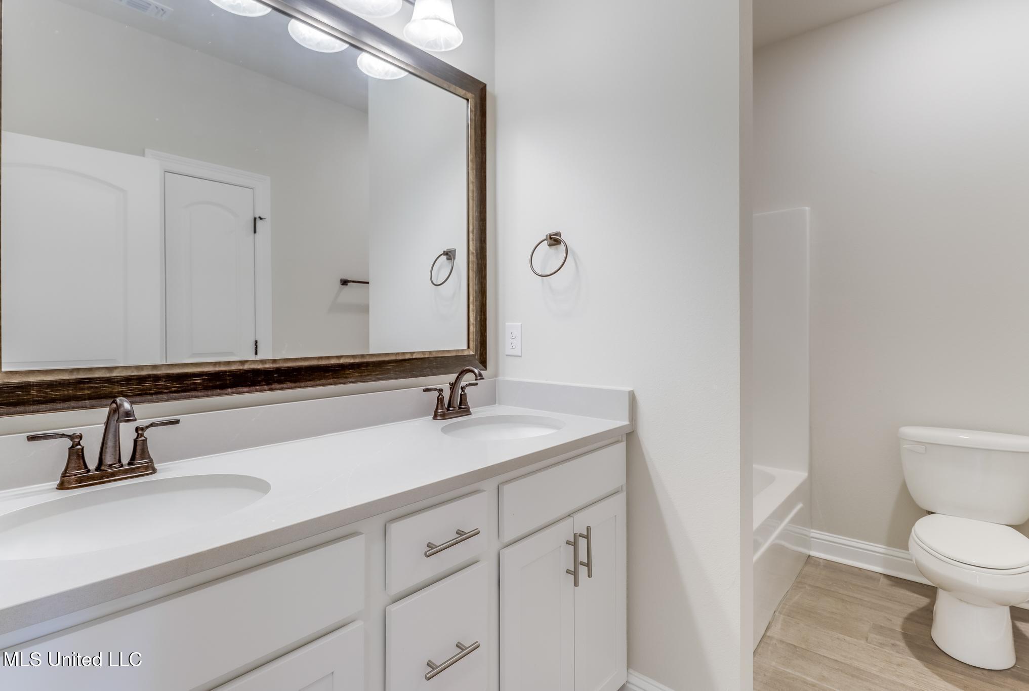 11424 Memphis Circle Ocean Springs, MS 39564 - Photo 18 of 29 Guest Bathrom