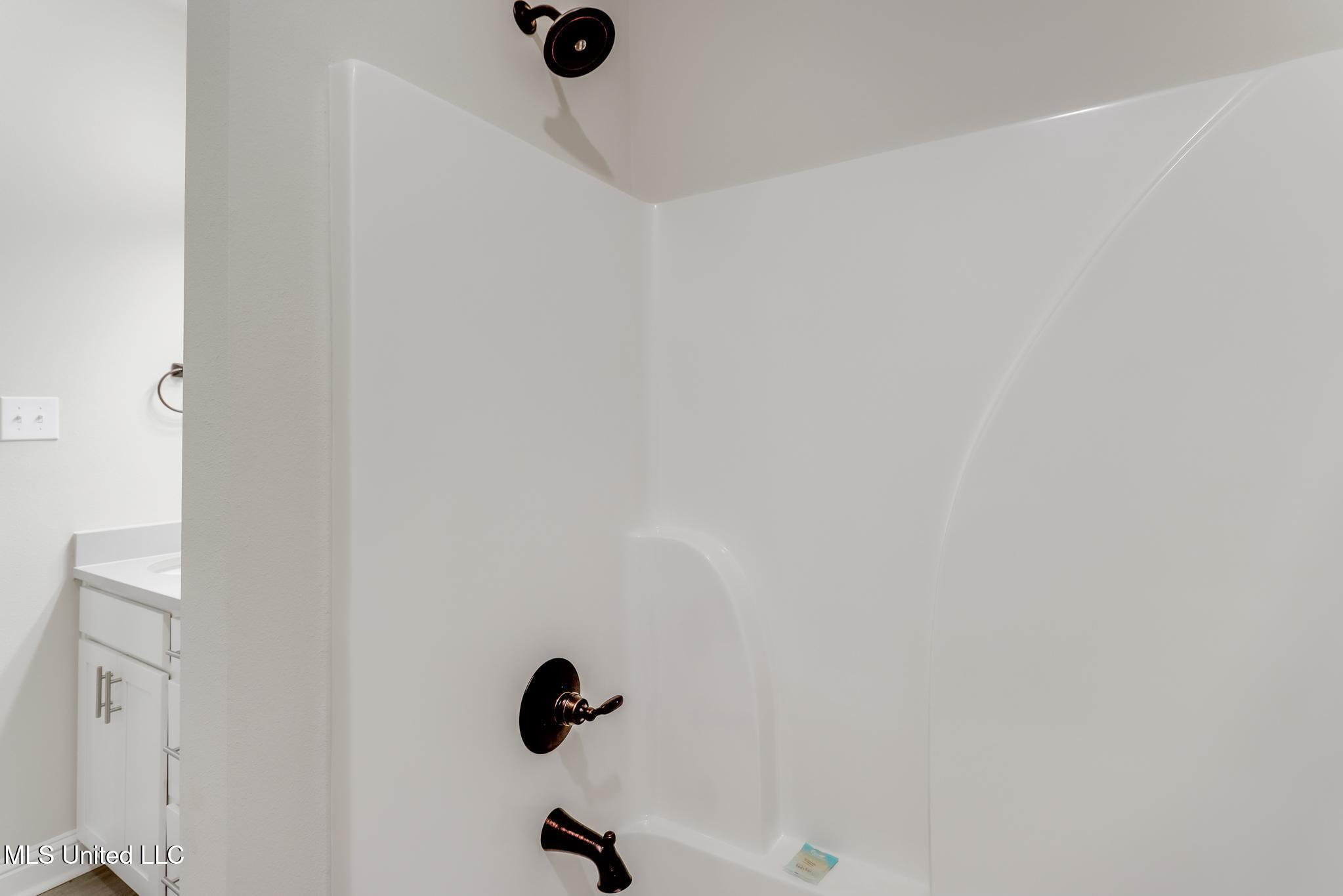 11424 Memphis Circle Ocean Springs, MS 39564 - Photo 19 of 29 Guest Bathroom