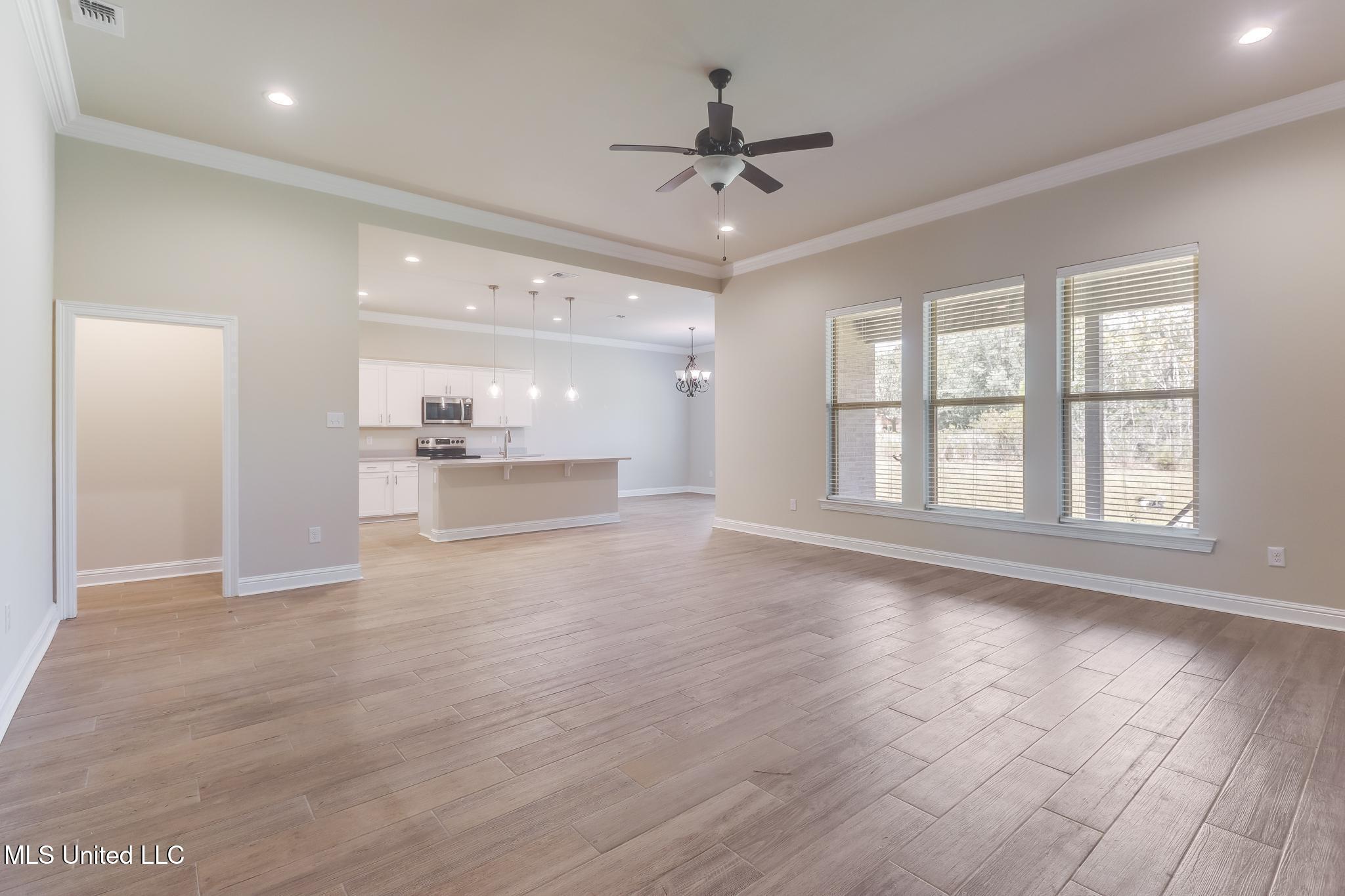 11424 Memphis Circle Ocean Springs, MS 39564 - Photo 3 of 29 Living Room