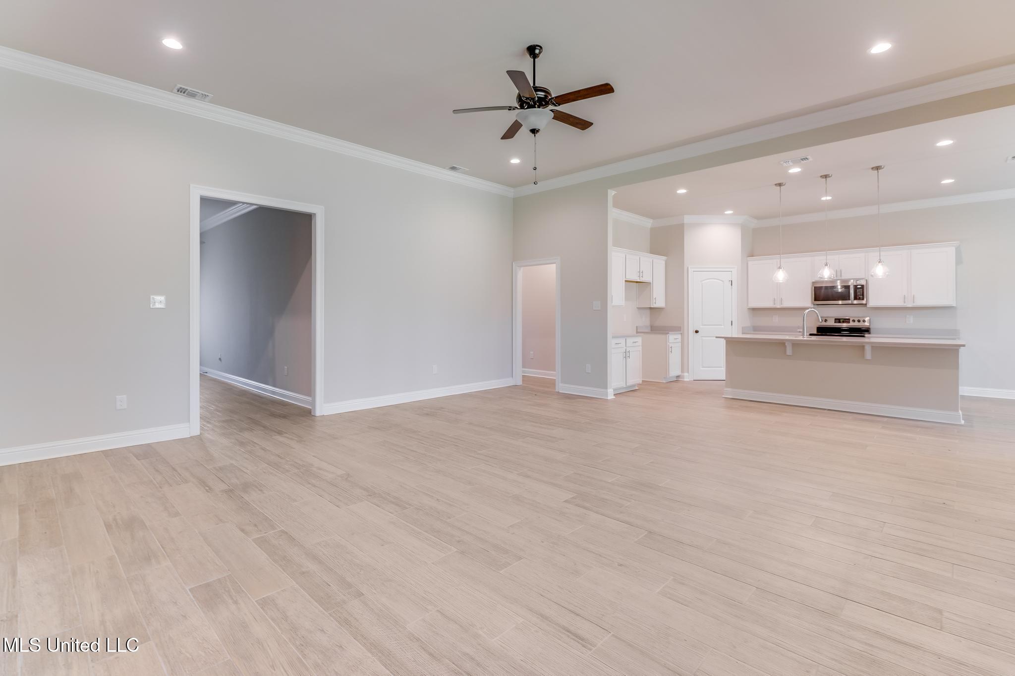 11424 Memphis Circle Ocean Springs, MS 39564 - Photo 4 of 29 Living Room