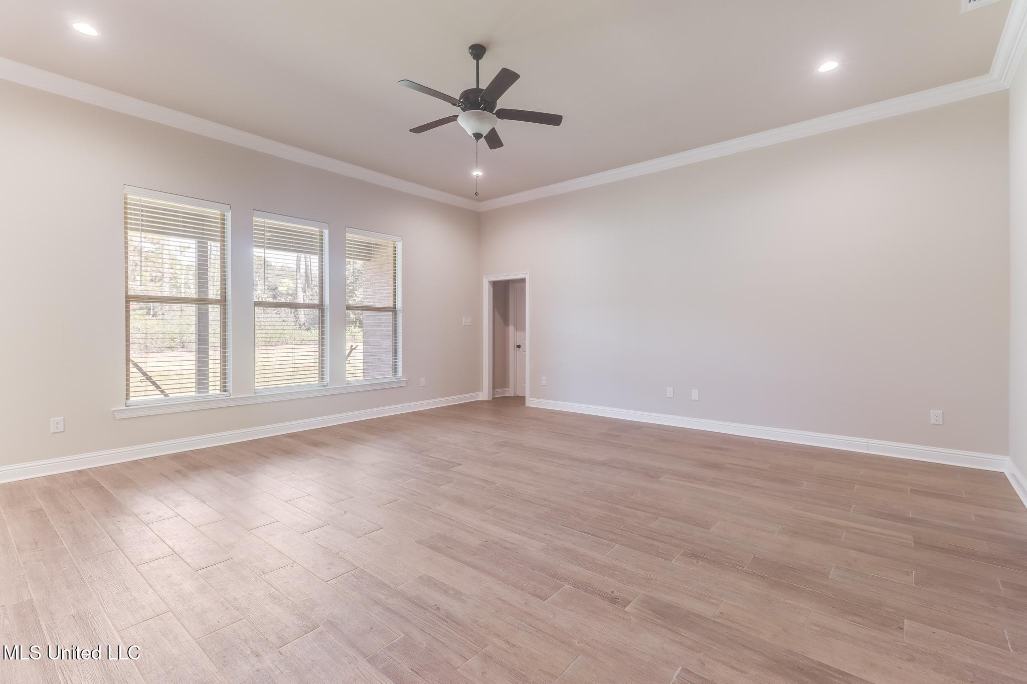 11424 Memphis Circle Ocean Springs, MS 39564 - Photo 5 of 29 Living Room