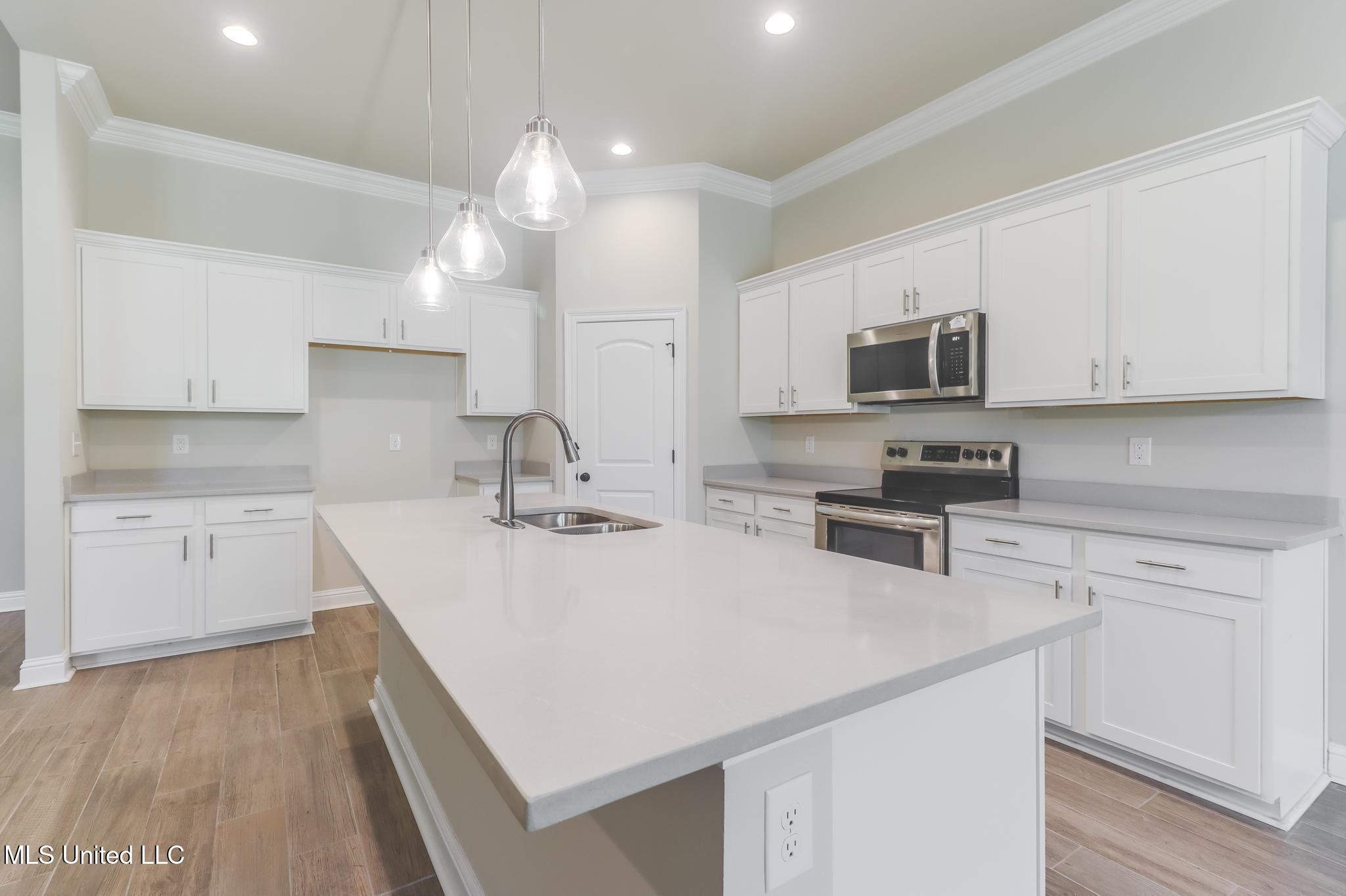 11424 Memphis Circle Ocean Springs, MS 39564 - Photo 7 of 29 Kitchen
