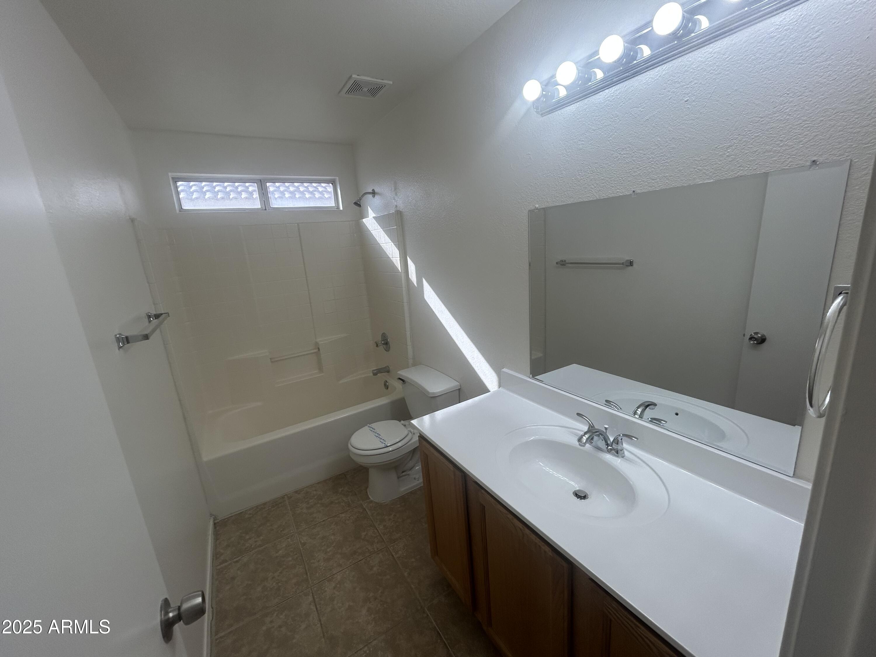 10460 West Reade Avenue Glendale, AZ 85307 - Photo 11 of 14 Hallbath