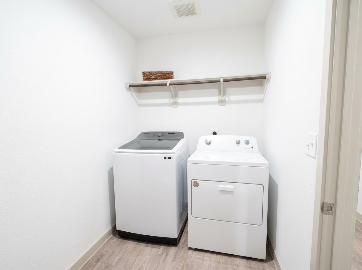 12918 Wempe Way Houston, TX 77047 - Photo 16 of 18 a utility room with dryer and washer