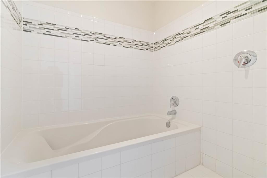 572 Edgewood Avenue Northeast, Unit 106 Atlanta, GA 30312 - Photo 9 of 17 a close view of a bathtub in bathroom