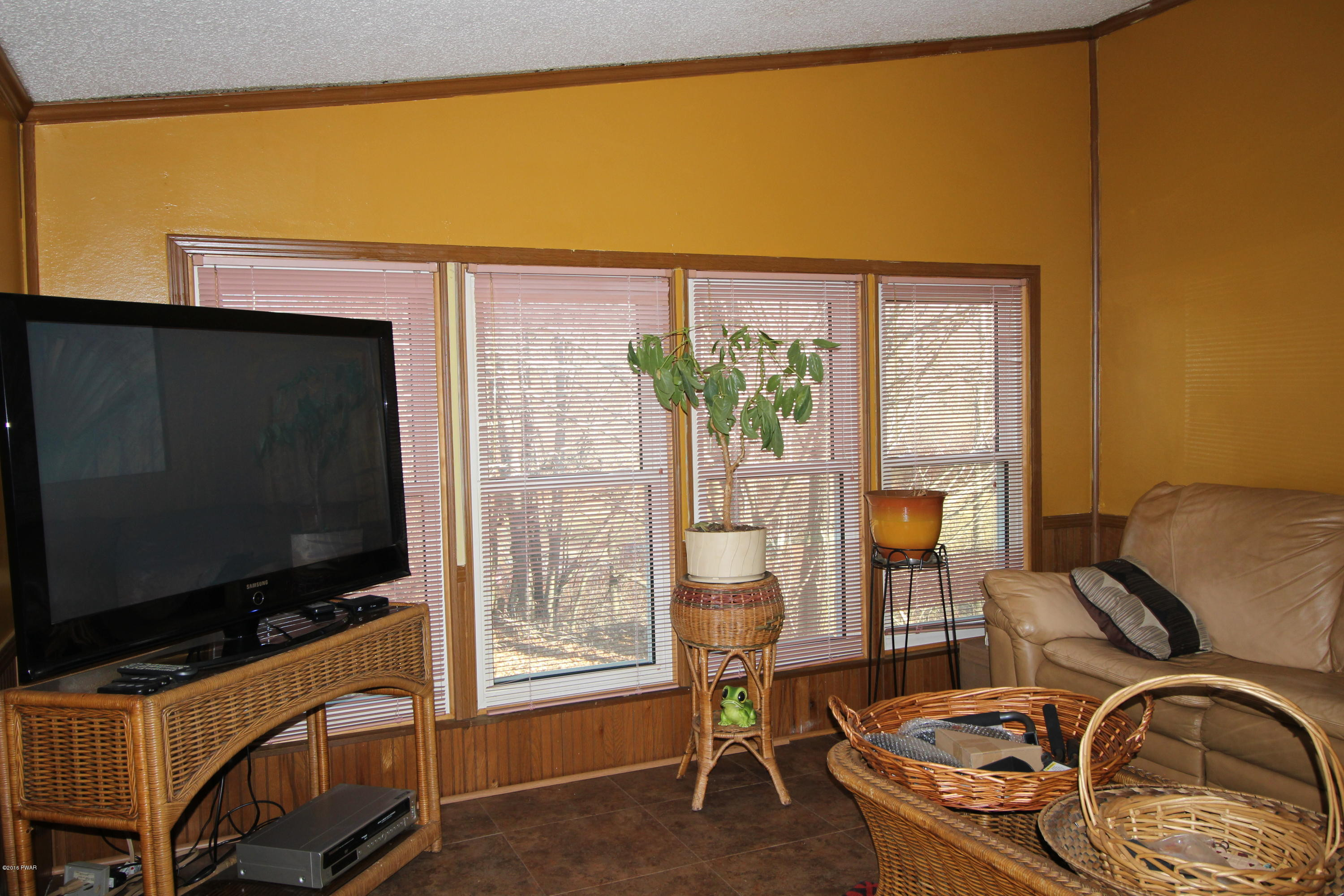 109 Parry Road Moscow, PA 18444 - Photo 21 of 48 GREAT ROOM