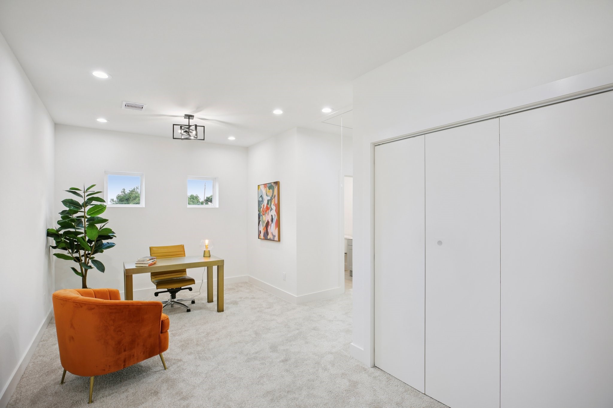 6739 Liverpool Street Houston, TX 77021 - Photo 10 of 27 a living room with furniture and a potted plant