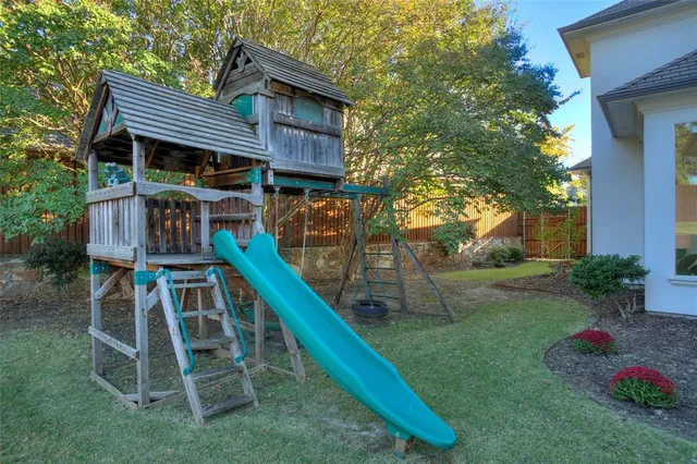 a view of a house with backyard
