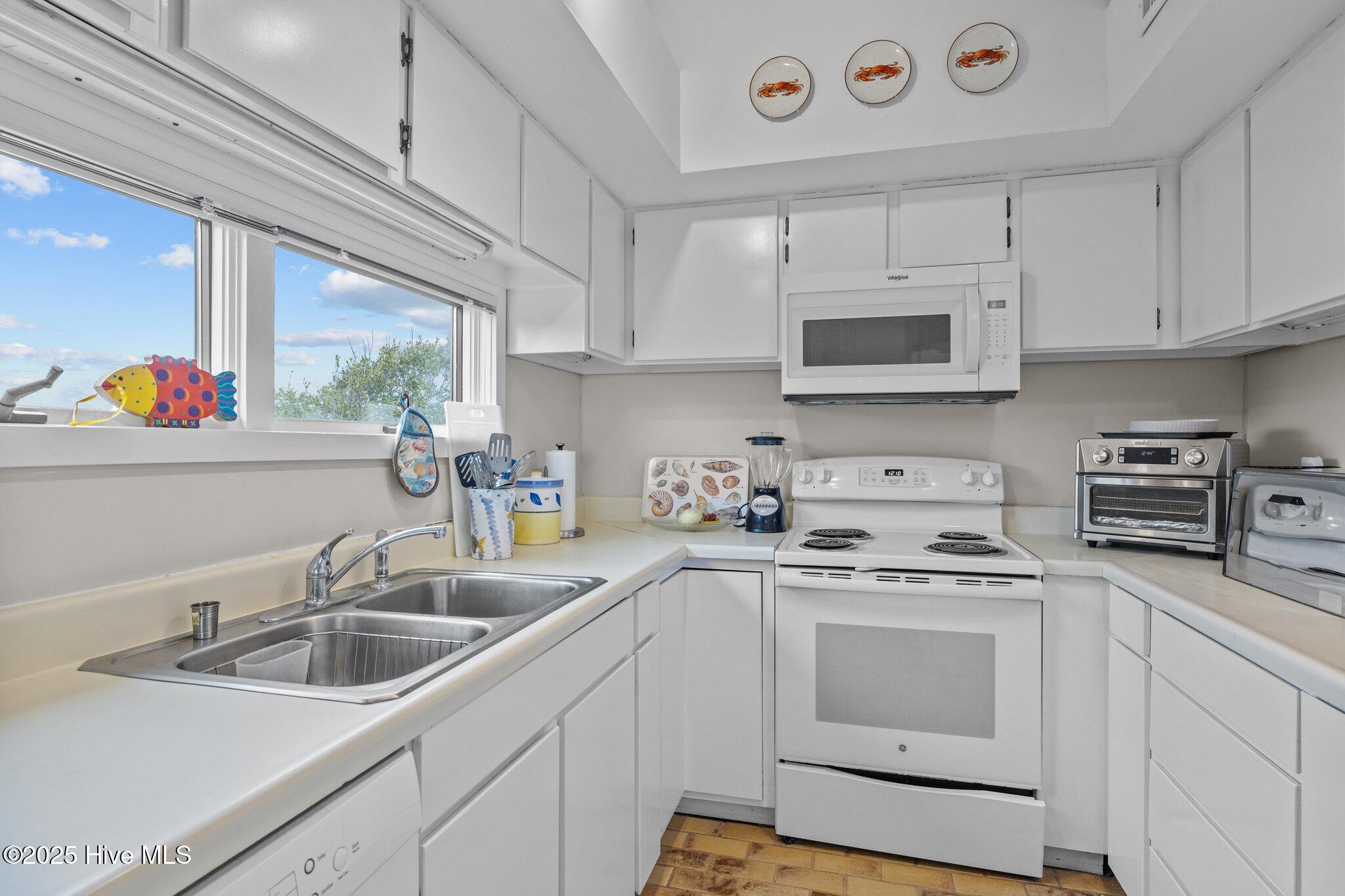 545 Salter Path Road, Unit B1 Pine Knoll Shores, NC 28512 - Photo 23 of 40 Kitchen