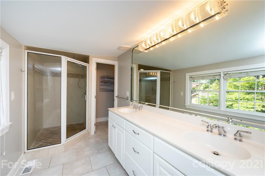 816 Sedgefield Road Charlotte, NC 28209 - Photo 18 of 29 a spacious bathroom with a tub and sink