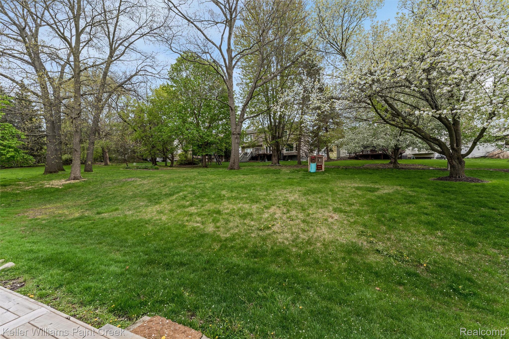366 Whitney Drive Rochester, MI 48307 - Photo 33 of 44 View of green lawn