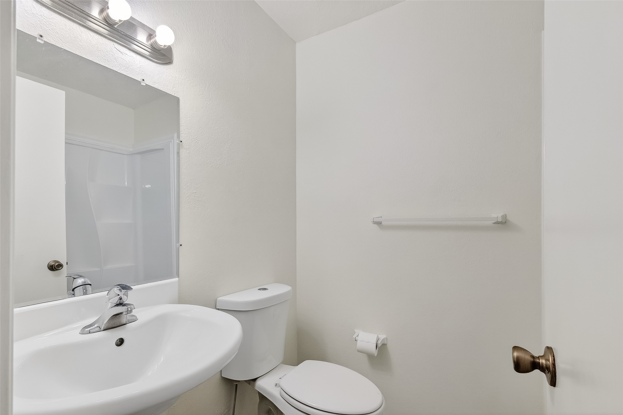 15022 Chipman Ln. Houston, TX 77060 - Photo 25 of 40 Bath view