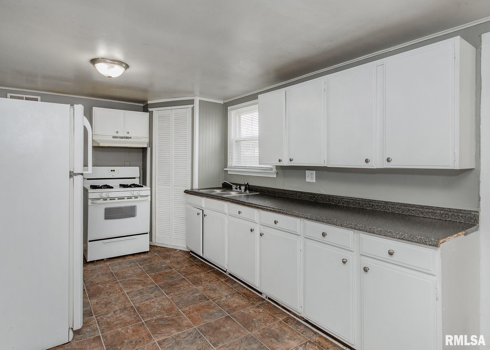 535 15th Avenue Silvis, IL 61282 - Photo 7 of 18