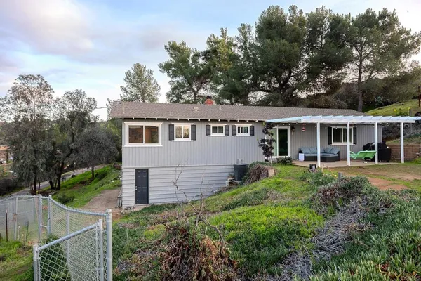 a view of a house with backyard and garden